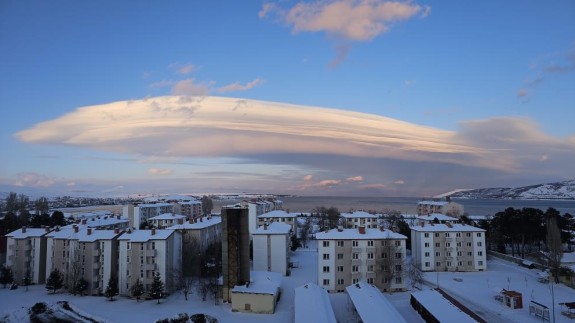 Tatvan semalarında görsel şölen: Mercek bulutu hayran bıraktı
