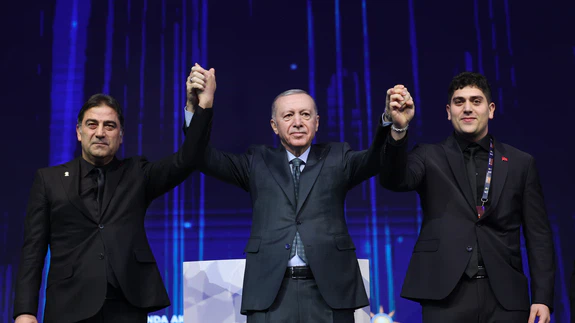 Kongreye babasıyla beraber katılan Ünal Karaman'ın oğlu Erdoğan'ın elini öptü