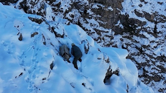 Gizlenmek için avladığı keçinin yanına uzanan kaçak avcı drona yakalandı