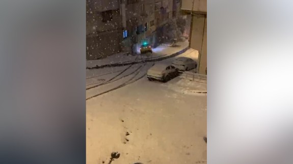 Ticari taksi apartman boşluğuna düştü