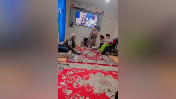 Engelli çocukları için dışarıdan kar getirdiler