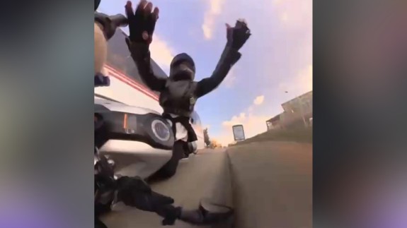 Motosiklet sürücüsü,  minibüsün altına girmekten son anda kurtuldu