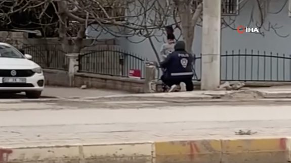 Yürekleri ısıtan görüntüler: Polise atkı ve beresini veren çocuk