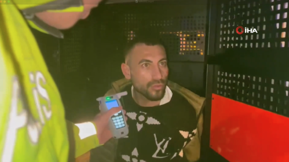 Kaza yapan alkollü sürücü,  polis ekiplerine askerlik anılarını anlattı