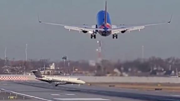 İniş yapan yolcu uçağının önüne aniden özel jet çıktı