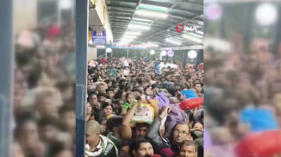 Hindistan’da tren istasyonunda izdiham: 18 ölü