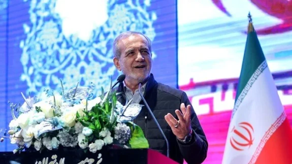 İran Cumhurbaşkanı,  Türkçe şiir okurken uyarı aldı