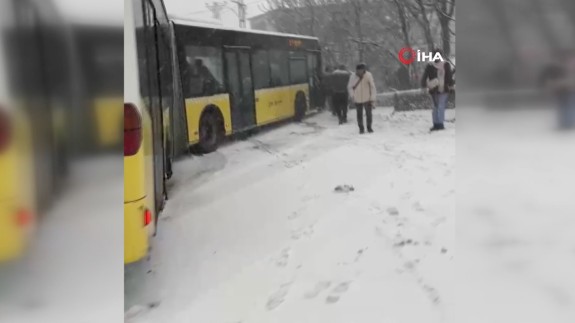 Vatandaşların ittiği İETT otobüsü kayarak ağaca çarptı
