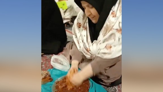 Urfa'lı vatandaş Mescid-i Nebevi’de çiğ köfte yoğurdu