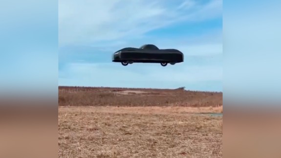 ABD'li  şirketin geliştirdiği uçan araba,  300 bin dolardan ön satışa çıktı