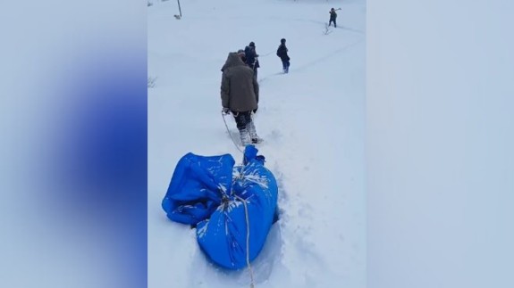 Cenazeyi brandaya sarıp iple çekerek saatlerce köye taşıdılar