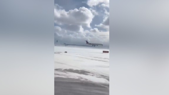 Acil iniş yapan yolcu uçağı ters döndü: 18 yaralı