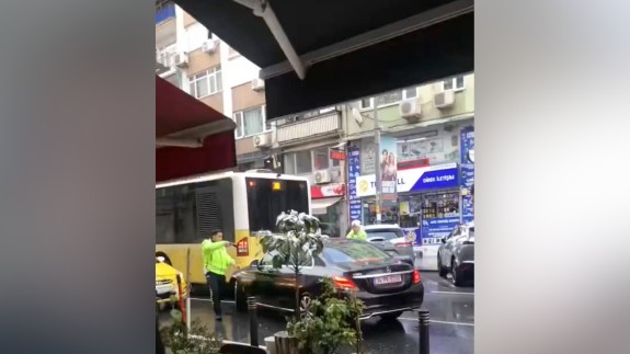 Polisin dur ihtarına uymayan araca,  vatandaşlar çekiçle müdahale etti