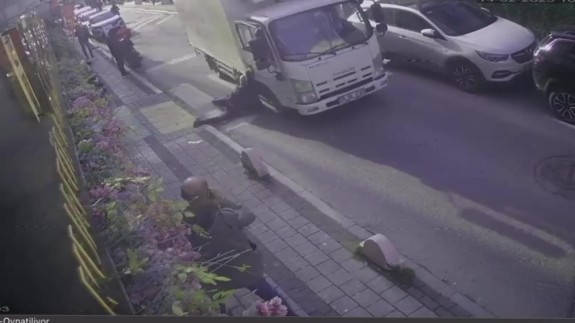 Çıkan kavgada İETT şoförü,  dikiz aynasına tutunduğu kamyonetin altında ezildi