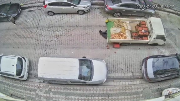 Sebze sattığı kamyonetin  altında kaldı