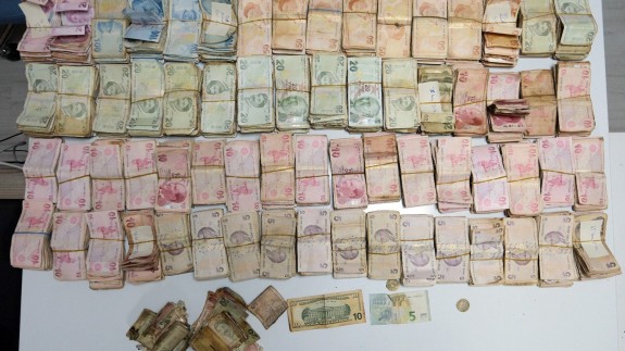 Dilencinin paralarını 6 zabıta personeli ancak sayabildi