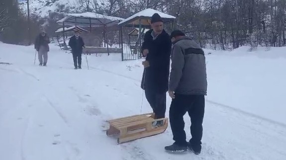 Erzurum’da yaşlıların kızak kavgası