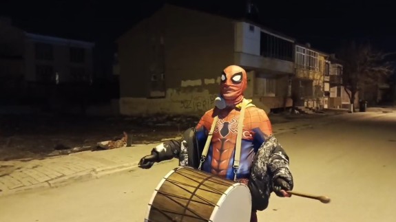 Erzincan'da örümcek adamlar Ramazan davulculuğuna başladı