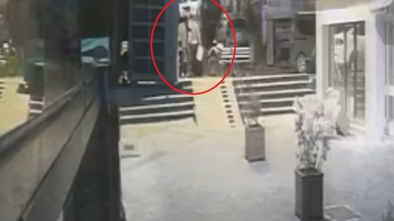 Eşini yakmak isteyen  şüpheli kamerada "30 yıl yatarım"