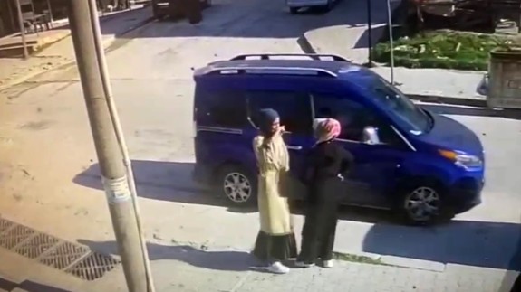 Genç kız kendisini isteyen kişi tarafından sokak ortasında kaçırıldı