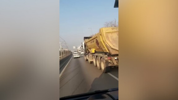 Trafiği hiçe sayan kamyon şehir içinde dakikalarca makas attı