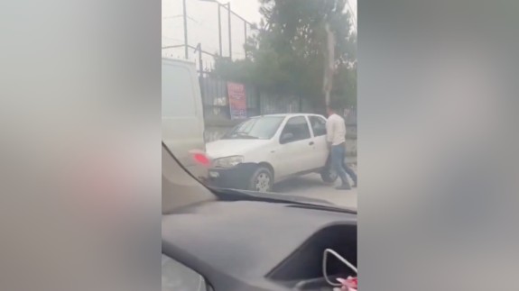 Geçişi zorlaştıran arabaları  eliyle kaldırıp düzeltti