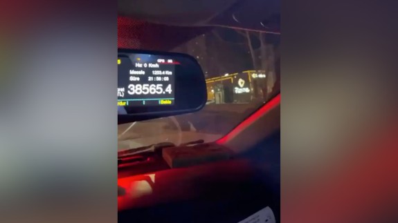 Müşterisiyle şehirler arası yolculuğa çıkan taksici taksimetreyi paylaştı