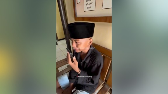 Polisle dalga geçen genç,  yakalanınca ağlamaya başladı