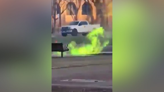 Üniversite kampüsünde rögar kapaklarından 'yeşil alevler' yükseldi