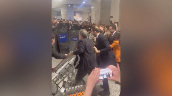 Çağlayan Adliyesi'nde arbede çıktı: Vekiller barikatları yıktı