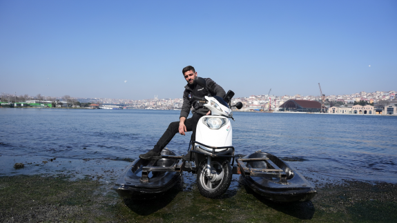 İstanbul'da hem denizde hem karada gidebilen motosiklet yaptı