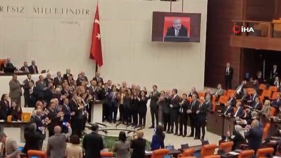 TBMM'de CHP'li vekiller kürsüyü işgal ettiler