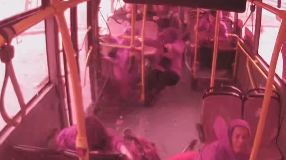 Freni patlayan otobüste çığlık çığlığa dehşet anları kamerada