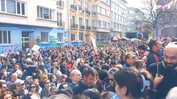 Kadıköy'deki oy verme işlemlerinde izdiham yaşandı