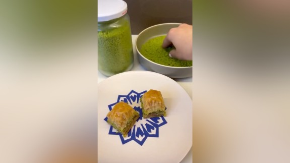 Sahte Antep fıstığının nasıl hazırlandığını ifşa etti