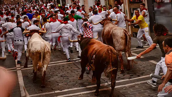 San Fermin Festivali nedir, İspanya için anlamı: Boğa koşuları, beyaz kıyafetli onbinlerce kişi