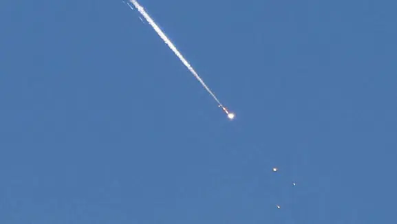 İsrail’de füze alarmı: 27 noktaya füze parçaları düştü