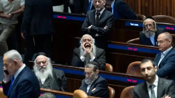 Netanyahu'ya İsrail Meclisi'nde protesto: Oylamaya katılmadan Meclis'ten ayrıldı