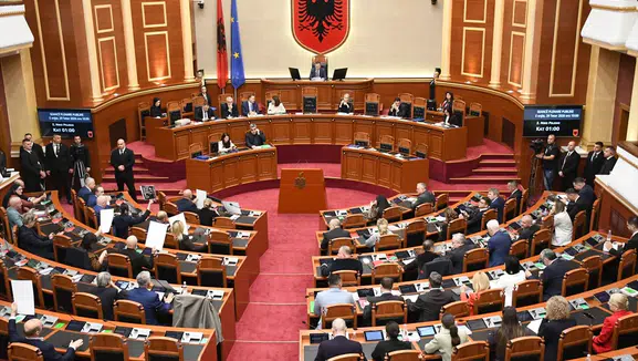 Arnavutluk meclisinde gergin dakikalar: Sis bombası atıldı, meşale yakıldı