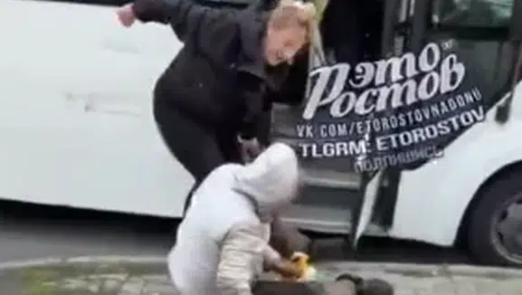 Rusya'da minibüste taciz iddiası! Kadın yolcu adamı darbetti