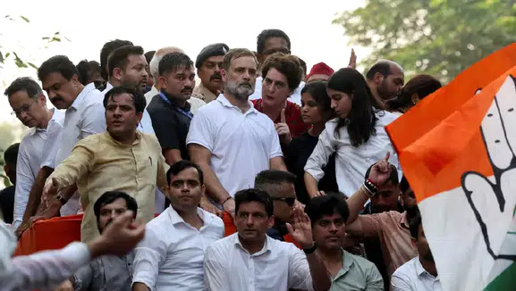 Yeni Delhi'de seçmen listesi Protestosu: 100 kişi gözaltına alındı