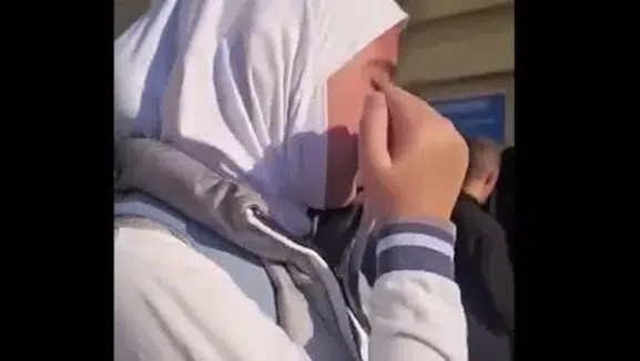 Azerbaycan'da başörtüsü krizi! Kız öğrencilerin okula alınmadığı görüntüler tartışma yarattı