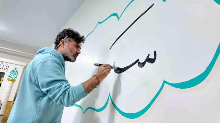 Iraklı Hattat Van'da Hıfzı Efendi Camii'ne Kur’an ayetlerini işledi