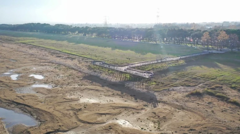 İznik Gölü’nde korkutan çekilme: Feribot iskelesine yürüyerek gidiliyor