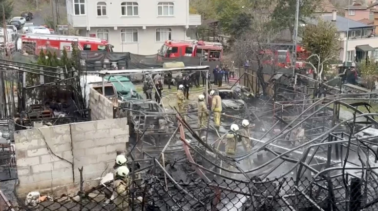 Sarıyer'de üç otomobil ve iş yeri küle döndü: Yangın Anadolu Yakası'ndan görüldü