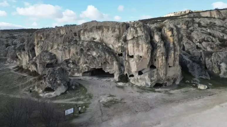 Frig Vadisi'nde tarihin ilk alaturka tuvaleti keşfedildi