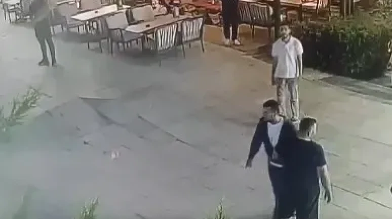 Dehşete düşüren görüntü: İki kardeşi gözünü kırpmadan öldürdü