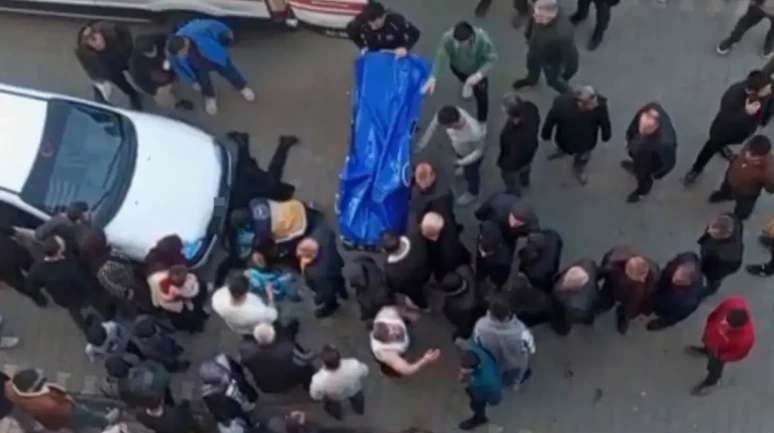 Boşanma Aşamasındaki Eşini Sokak Ortasında Boğazını Keserek Katletti