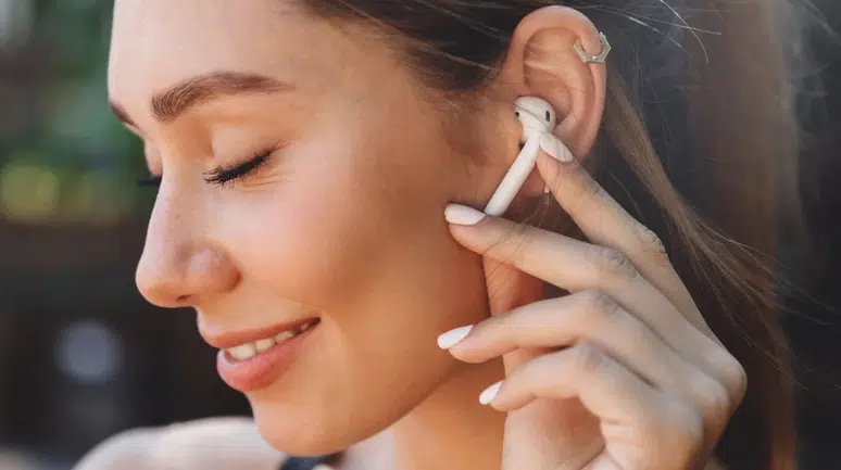 Kablosuz kulaklıklar çeviri yapacak! Yapay zeka ile dil bariyeri ortadan kalkıyor