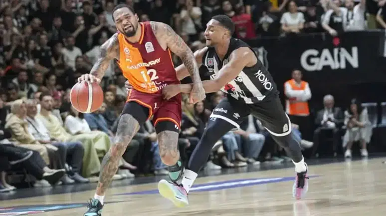 Beşiktaş derbide Galatasaray'ı farklı devirdi